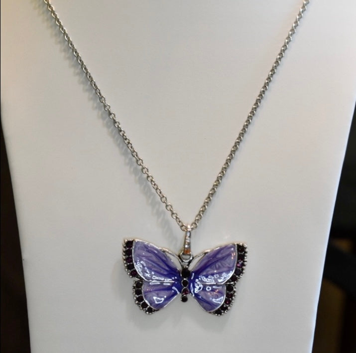 Ladies Ornate Pendant Necklace!