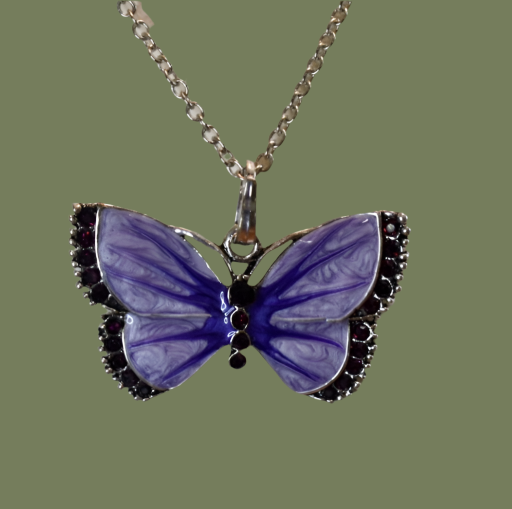 Ladies Ornate Pendant Necklace!