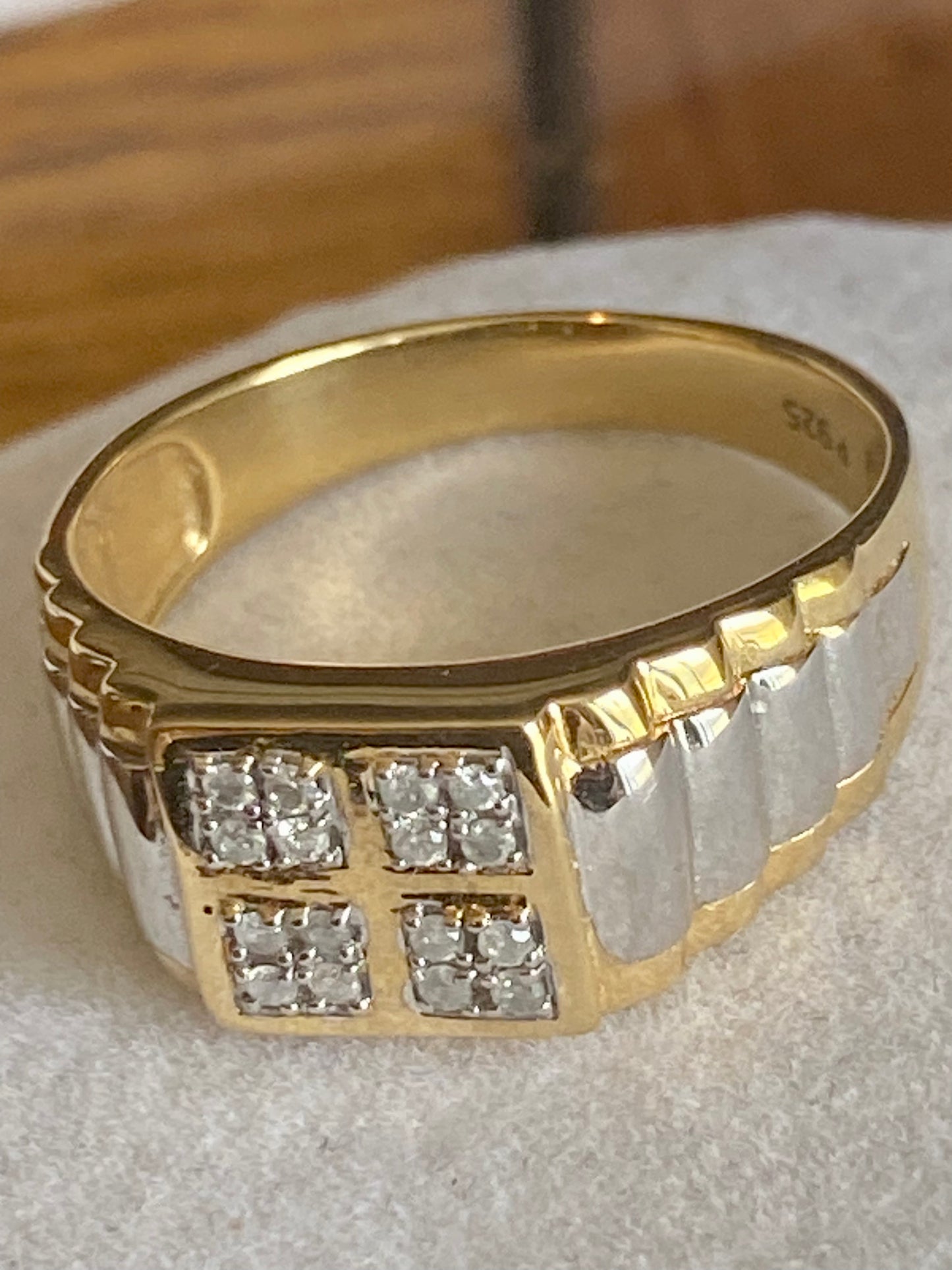 Men’s Yellow Gold Ring With Diamonds!!