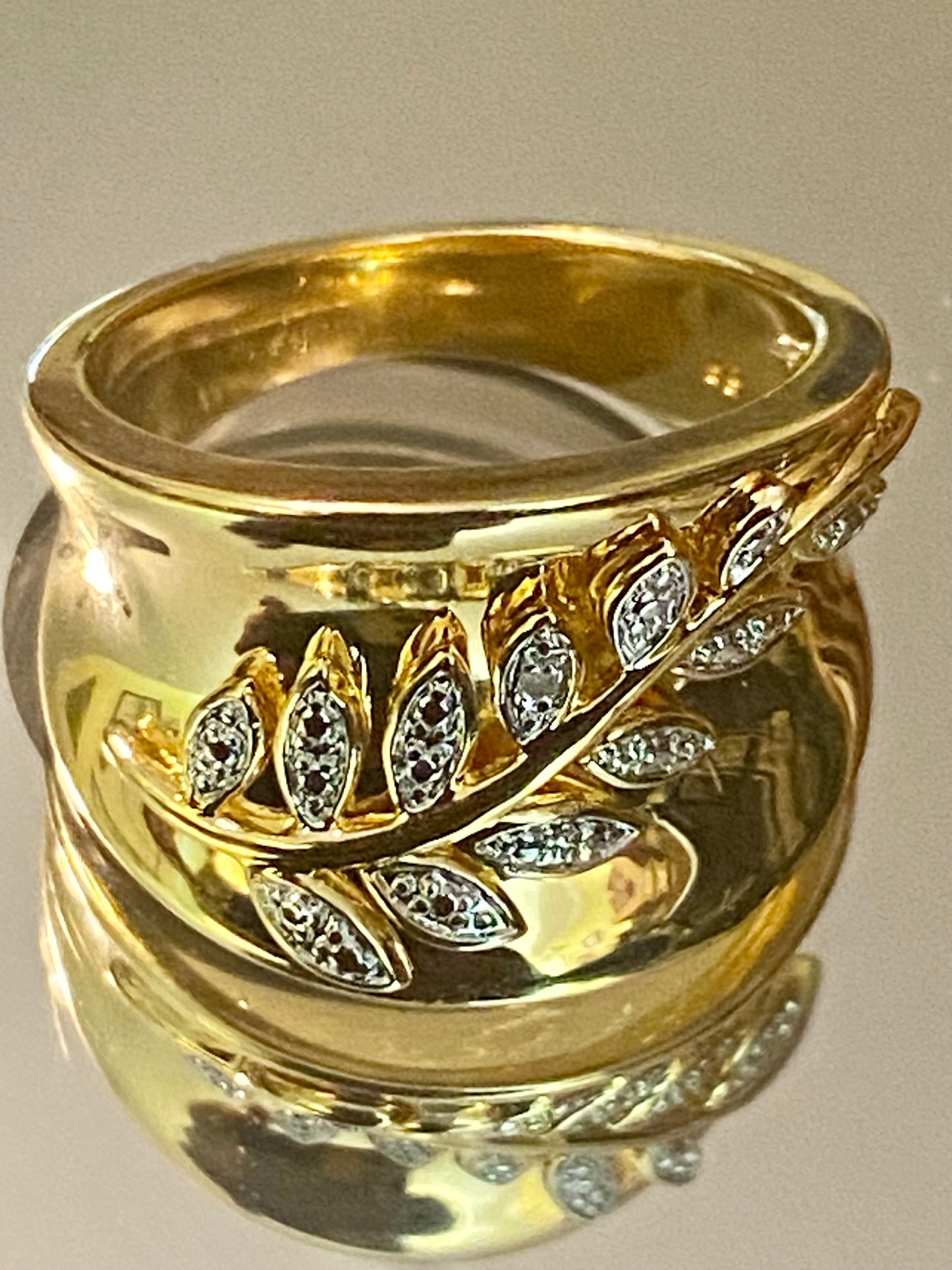 Ladies Leaf Style Motif Ring!