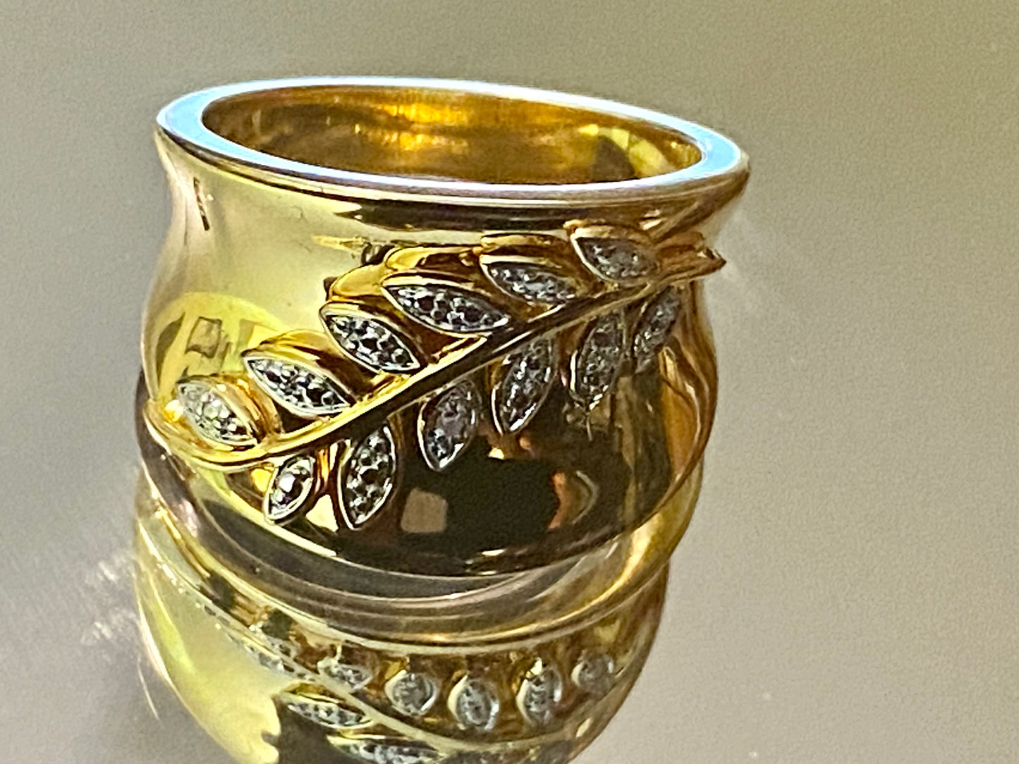 Ladies Leaf Style Motif Ring!