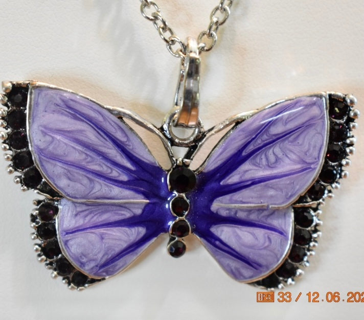 Ladies Ornate Pendant Necklace!