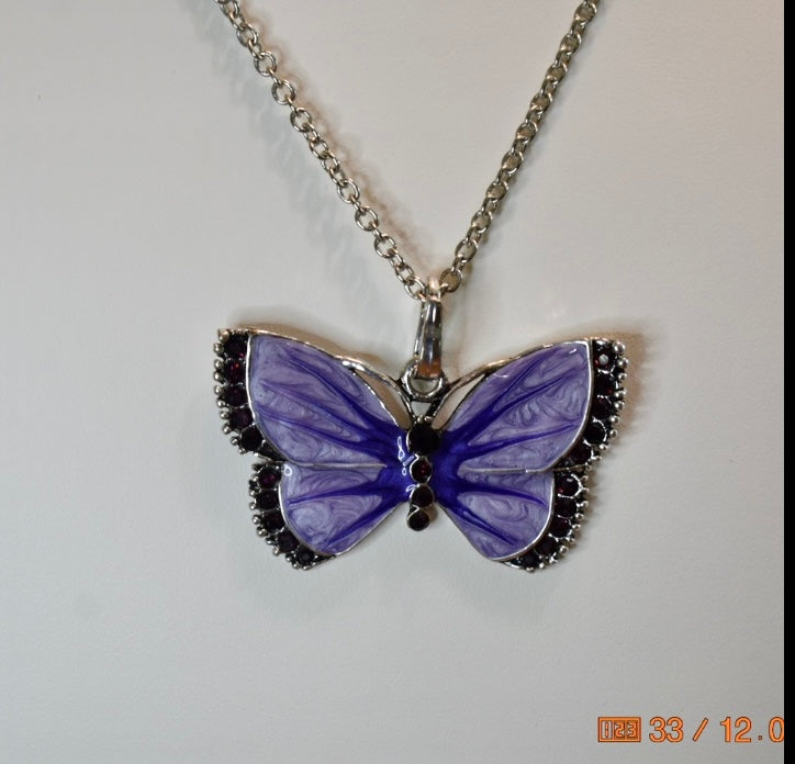 Ladies Ornate Pendant Necklace!