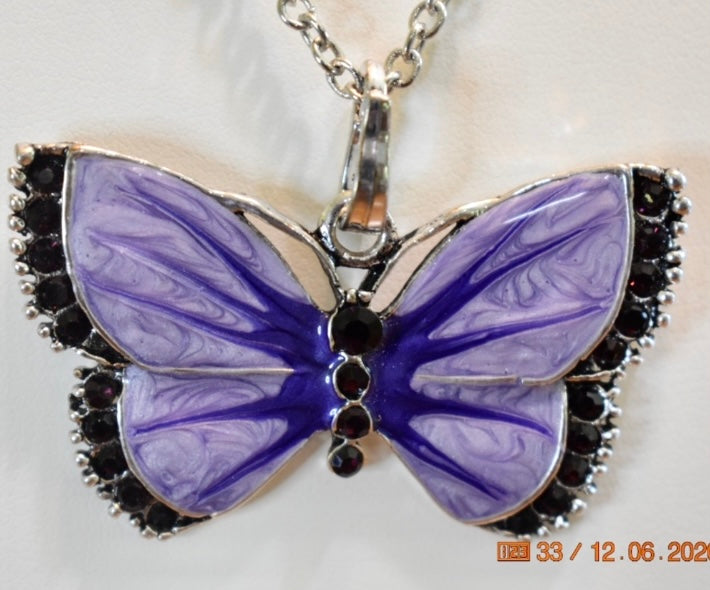 Ladies Ornate Pendant Necklace!