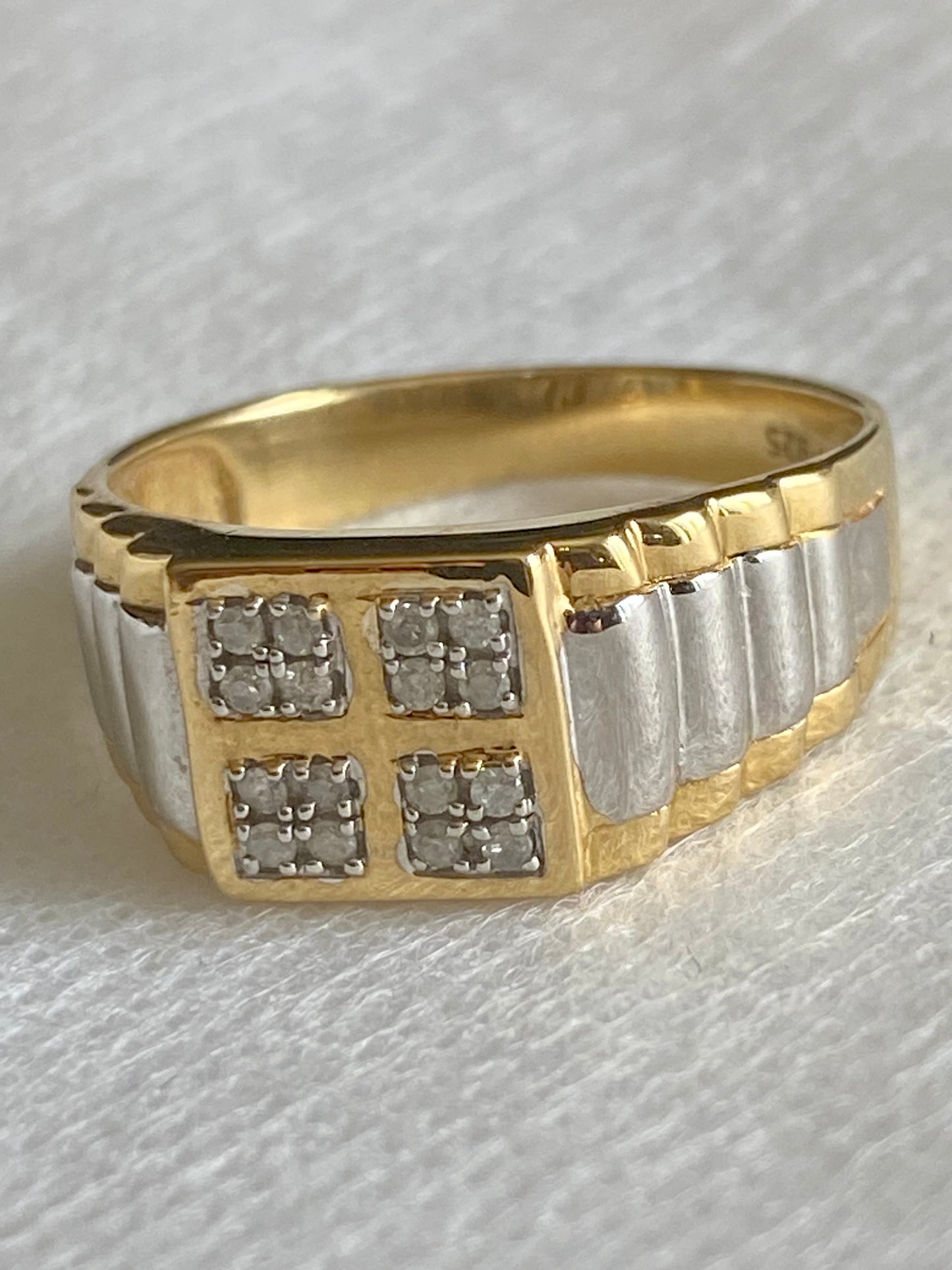 Men’s Yellow Gold Ring With Diamonds!!