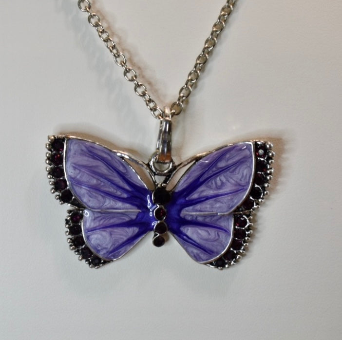 Ladies Ornate Pendant Necklace!