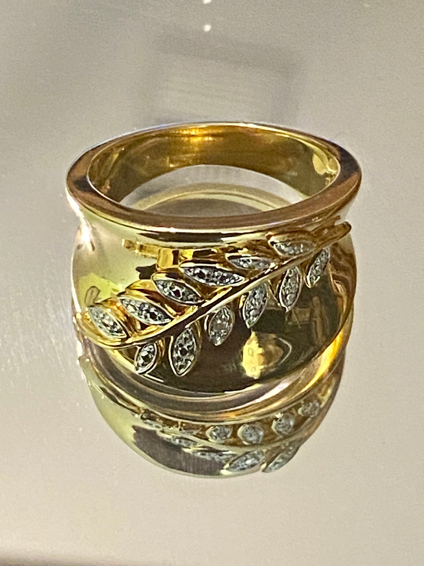 Ladies Leaf Style Motif Ring!