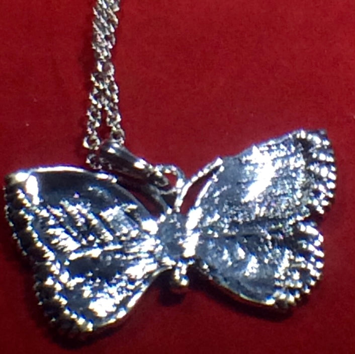 Ladies Ornate Pendant Necklace!