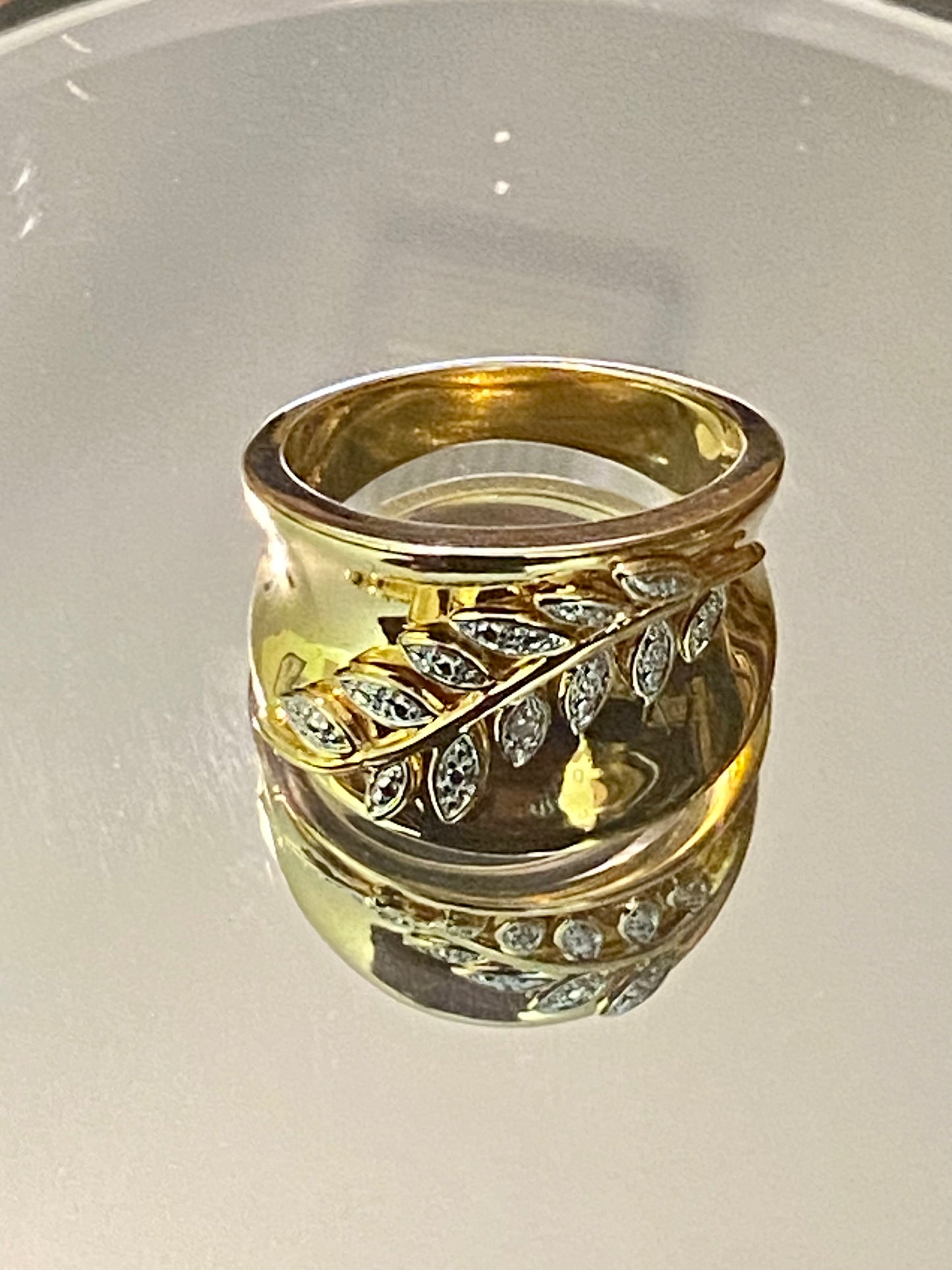 Ladies Leaf Style Motif Ring!