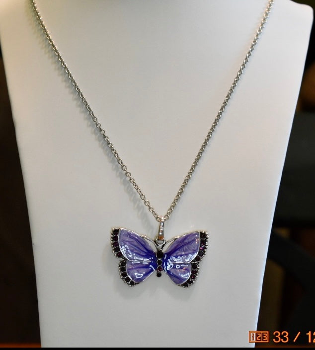 Ladies Ornate Pendant Necklace!